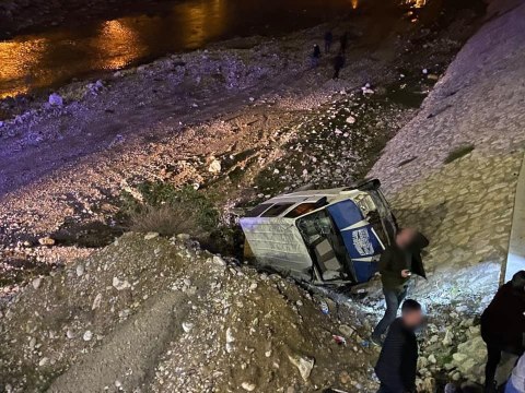 Minibüs, köprüden Savrun Çayı'na uçtu, 3 yaralı