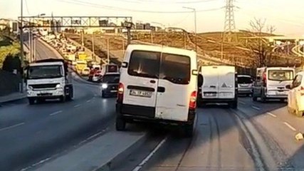 Trafikten kaçarken refüje takılan sürüye ilginç tepki