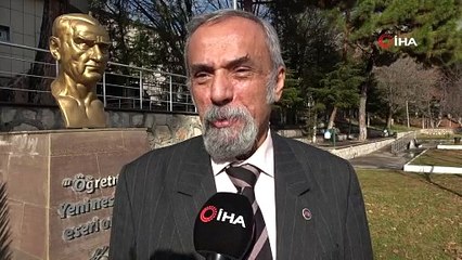 Görenler akademisyen sanıyor