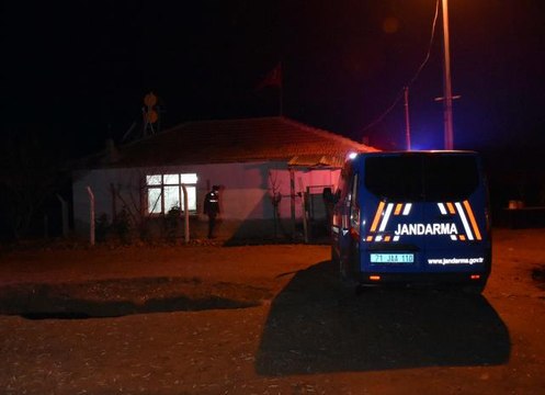 KIRIKKALE - Bir kişi, silah temizlediği sırada kendisini ve dini nikahlı eşini yaraladı