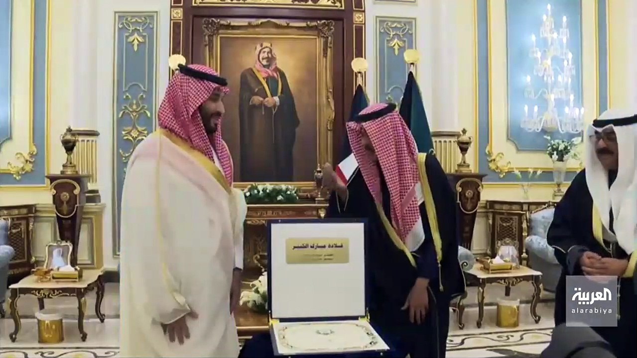 شاهد: ماذا قال أمير الكويت لولي العهد أثناء منحه قلادة مبارك الكبير؟