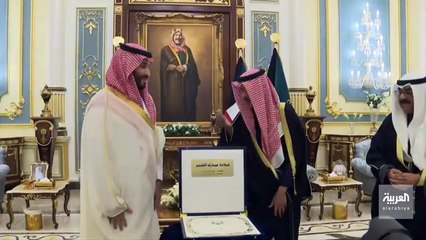 شاهد: ماذا قال أمير الكويت لولي العهد أثناء منحه قلادة مبارك الكبير؟