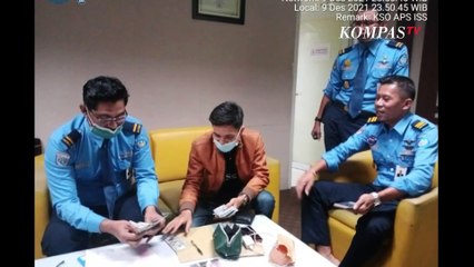 Seorang Petugas Cleaning Service Temukan Dompet di Toilet Bandara, Isinya Uang Ratusan Juta!