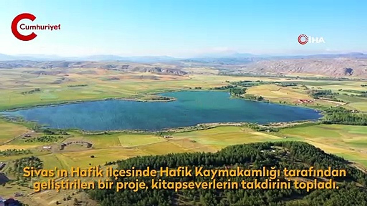 Göl manzaralı seyyar kütüphane