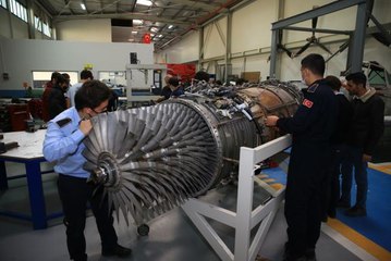 Havacılık meraklısı gençler uçaklardaki uygulamalı eğitimle sektöre hazırlanıyor