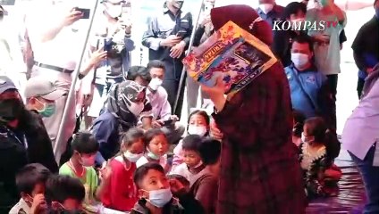 Télécharger la video: Momen Mensos Risma Hibur Anak-Anak Korban Bencana Erupsi Gunung Semeru