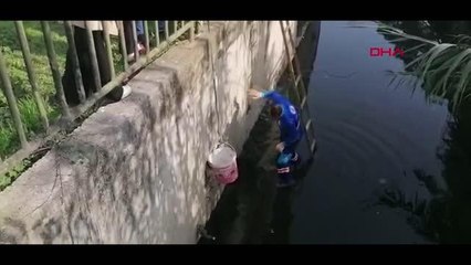 Tuzla Deresi'ne düşen kediyi temizlik personeli kurtardı