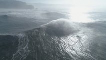 Portugal : un surfeur en sauve un autre, pris dans les vagues immenses de Nazaré