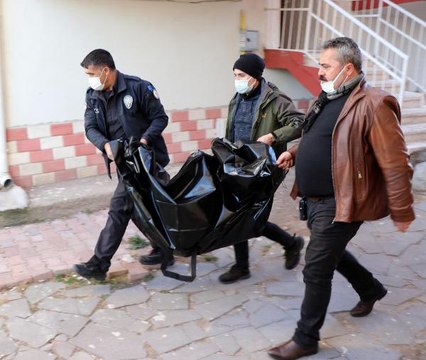 EŞİNİ VE ÜVEY KIZINI ÖLDÜRÜP, AYNI BIÇAKLA KENDİSİNİ YARALADI