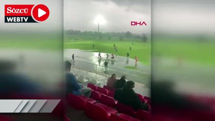 Futbolcuların su birikintisi olduğu yerde mücadelesi