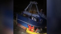 Cagliari, due pescherecci naufragano davanti costa: Vigili del Fuoco salvano marinai (11.12.21)