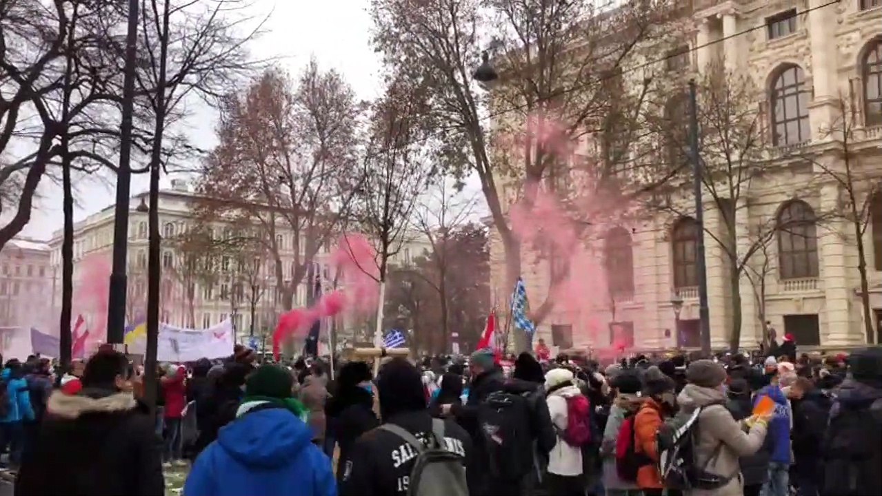 Corona-Demonstranten mit Kuhglocken am Ring