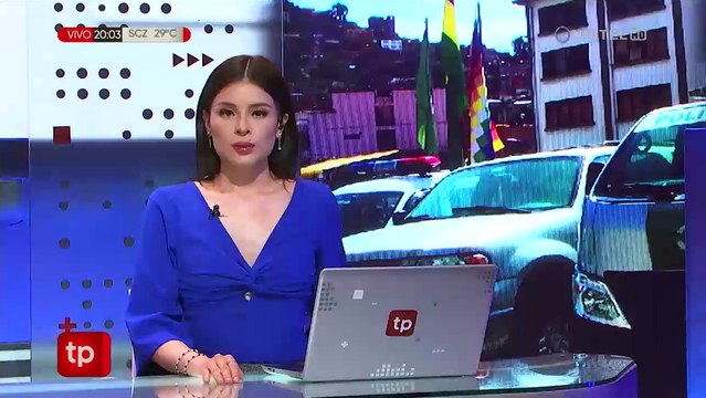 Dueñas de kioskos de dulces cuelgan un muñeco para espantar a ladrones en el centro de La Paz