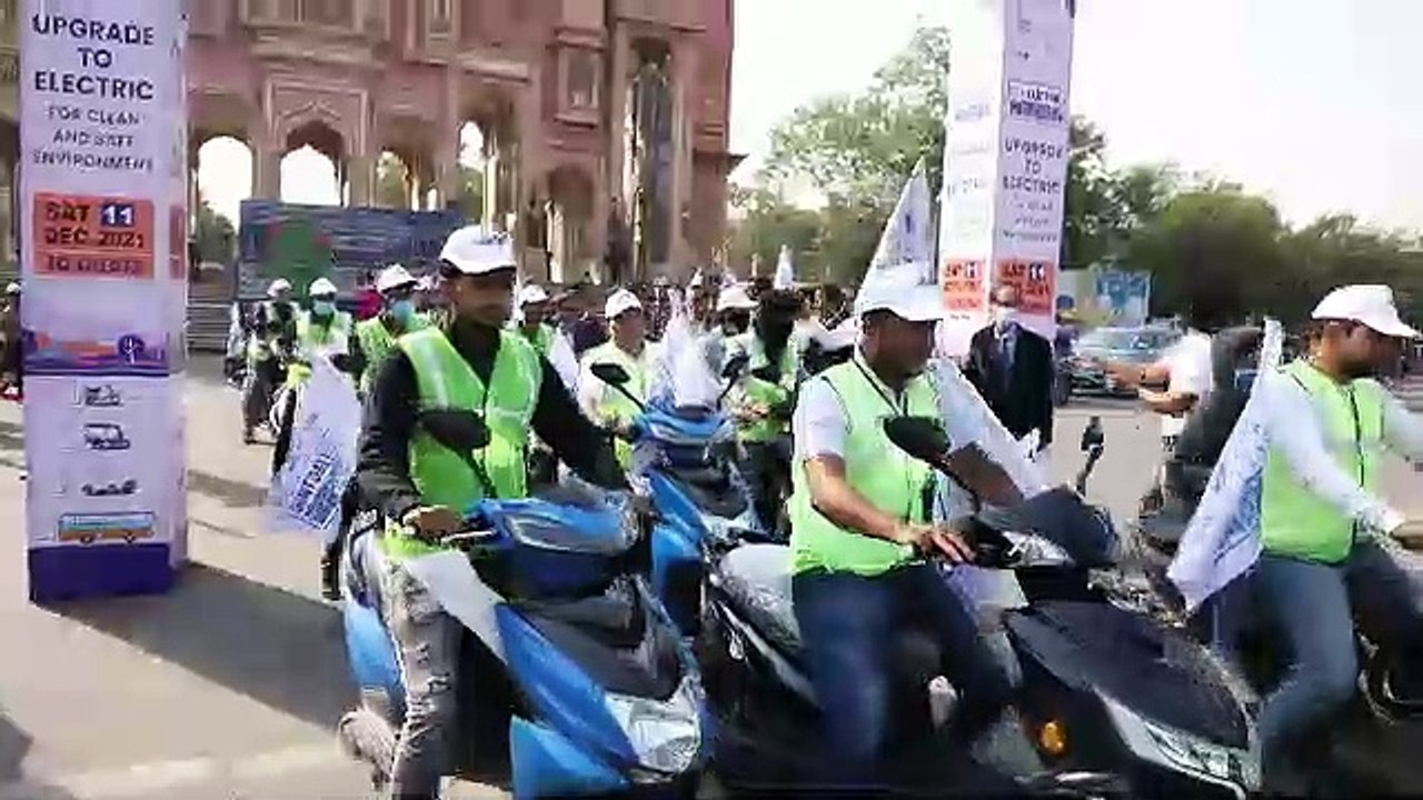 इलेक्ट्रिक वाहनों का रोड शो निकाल दिया ऊर्जा संरक्षण का संदेश