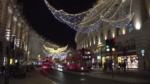 Sokaklar ve caddeler Noel ve yeni yıl için ışıklandırıldı