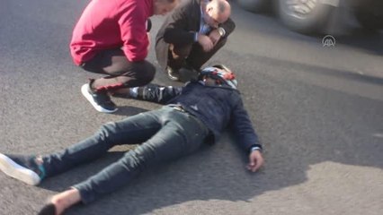 Beton bariyere çarpan motosikletteki 2 kişi yaralandı