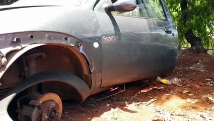 Ford Ka é recuperado depenado e destruído