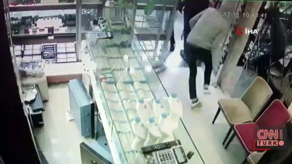 Silahlı soygunculara böyle direndi