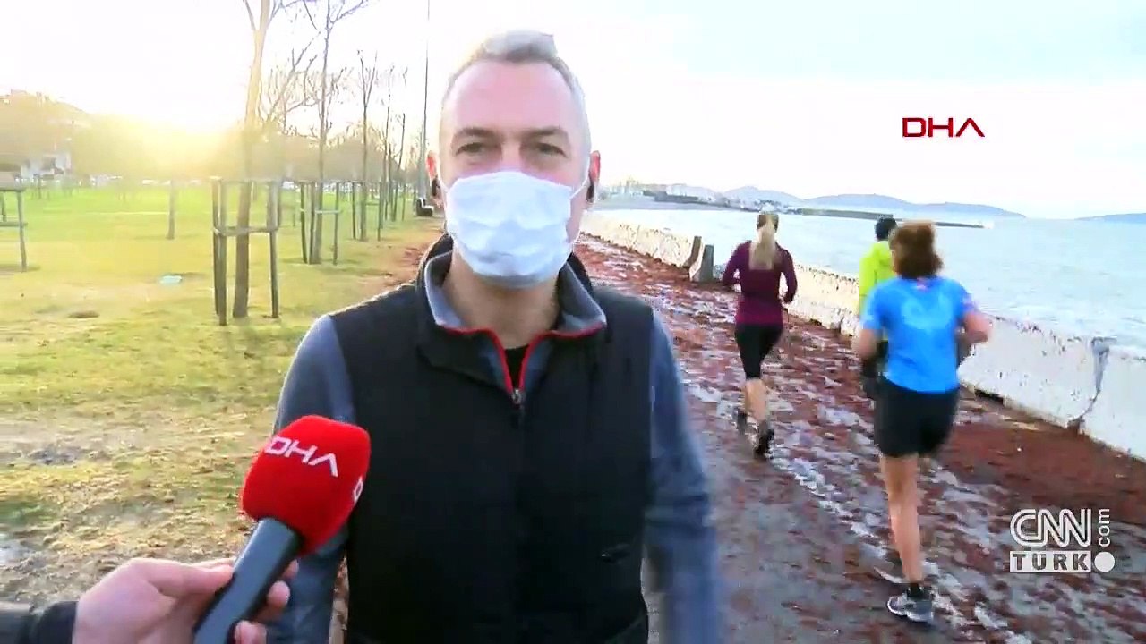 Caddebostan Sahili kırmızıya boyandı