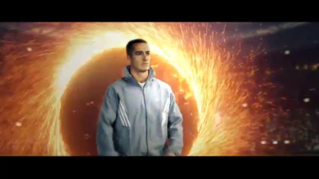 Spiderman aterriza en el derbi madrileño para promocionar la nueva entrega de la saga