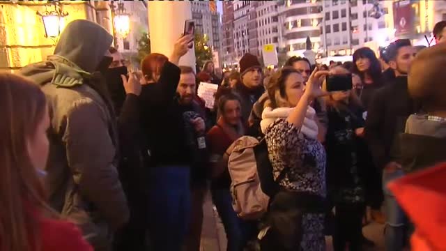 Negacionistas hostigan a los medios que cubrían una protesta en Valencia contra el pasaporte COVID