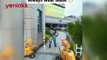Çin'de maske denetimi yapan robotların dikkat çeken görüntüleri!