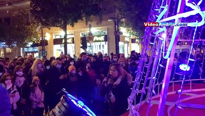 下载视频: VIDEO Andria: cantanti per l'accensione dell'albero di Natale in viale Crispi