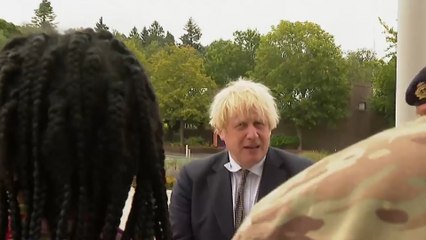 بسبب مقطع فيديو يوحي بأن فريقه اخترق حجر كورونا.. جونسون يعتذر للبريطانيي