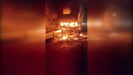 Seyir halindeki demir yüklü tır yandı