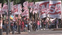 Miles de argentinos marchan para rechazar el acuerdo con el FMI