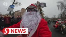 Xmas time: Santas ride motorbikes through Berlin