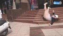 短裙妹滑手機下樓梯慘摔 糗趴地大走光
