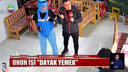 هذا الرجل يكسب عيشه من السماح للناس بلكمه وشتمه لتخفيف التوتر