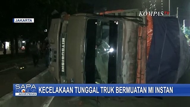 Kecelakaan Truk Isi Mi Instan Terguling Usai Tabrak Pembatas Jalur Transjakarta