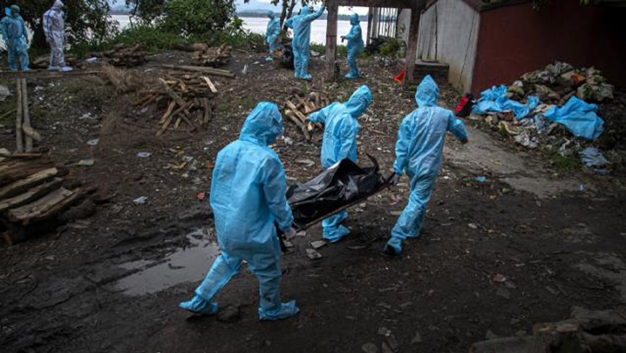 Türkiye'de de 6 kişide görülen Omicron varyantı İngiltere'yi korkuttu! 75 bin kişi ölebilir uyarısı yaptılar