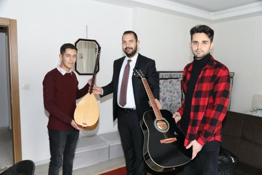 Çubuk Belediye Başkanı Demirbaş, evinde ziyaret ettiği öğrenciye bağlama hediye etti