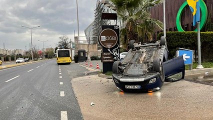 Kiraladığı aracı teslim etmeye giden çift, İETT otobüsünün çarpmasıyla takla attı