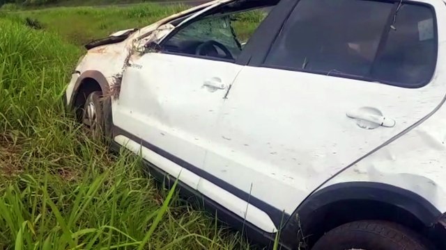 Veículo fica completamente destruído em capotamento na BR-467; Duas pessoas foram socorridas pelo Siate