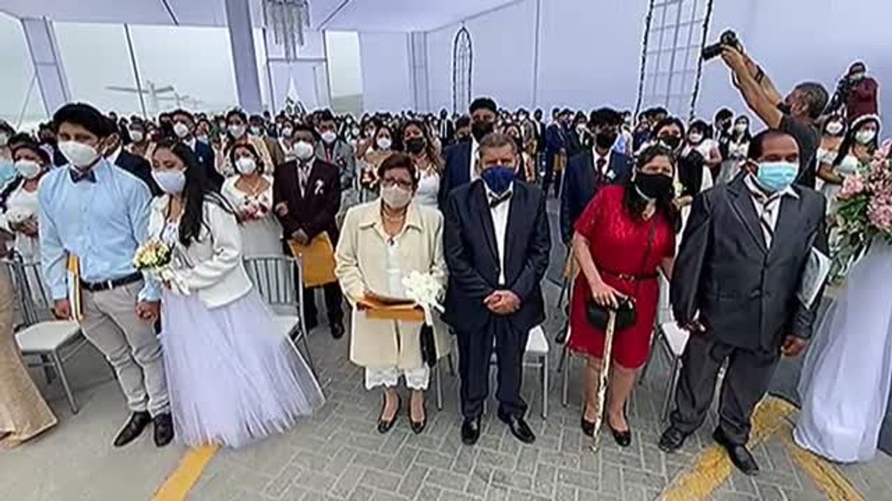 Decenas de parejas se dan el 'sí quiero' a la vez en una boda múltiple en las playas de Lima