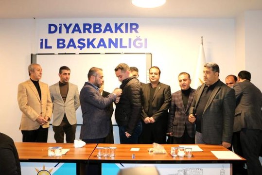 Diyarbakır'da Gelecek Partisi'nden 200 kişi AK Parti'ye katıldı