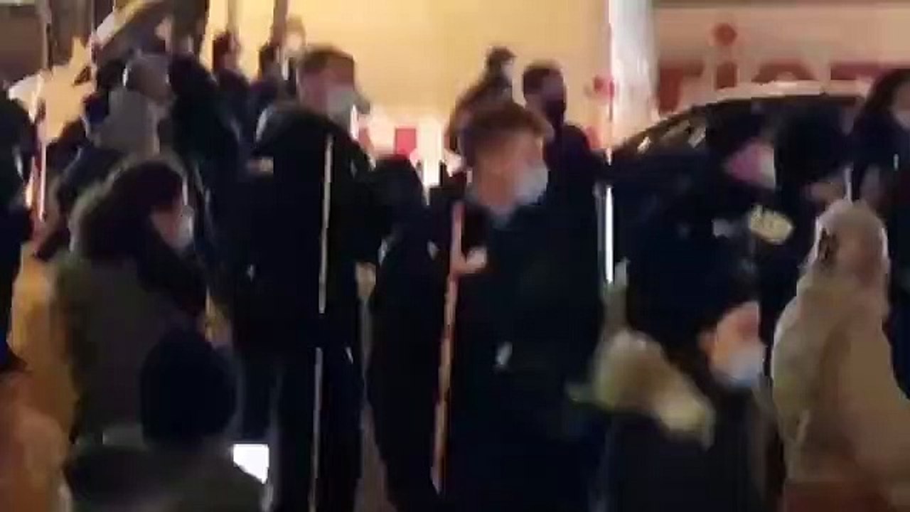 El ridículo de la policía en Alemania, midiendo la distancia en una manifestación