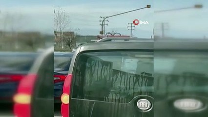 "Dur" ihtarına uymadı, hem başka araçlara hem de ekip otosuna çarptı