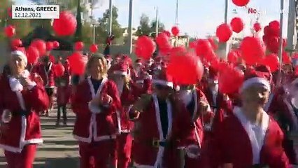 Hundreds dressed as Santa run down Athen streets