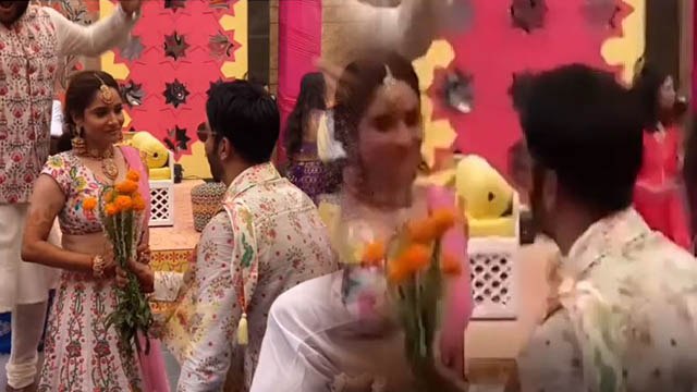 Ankita Lokhande को Vicky Jain ने किया Mehendi में propose; Watch video | FilmiBeat