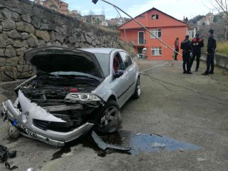 Otomobil bahçeye uçtu: 1 yaralı