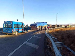 Virajı alamayan tır yola devrildi