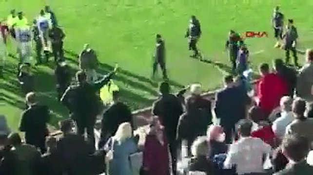 Kırmızı kart gören futbolcu, hakeme kafa attı; maç tatil edildi