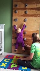 Quel talent : ce bébé fait déjà de l'escalade