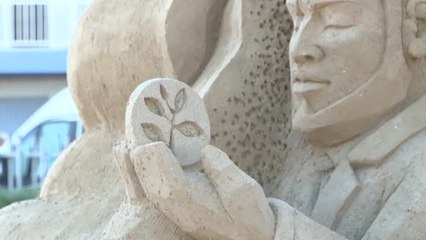 La Navidad llega a La Pineda en forma de belén de arena gigante