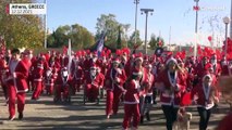 Des centaines de Pères Noël courent pour la bonne cause à Athènes